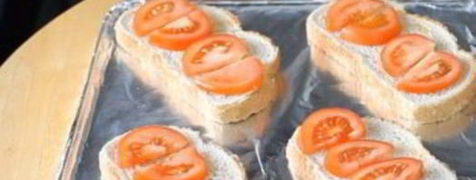 горячие бутерброды со шпротами, помидорами и сыром. Шаг 2