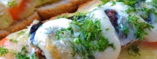 горячие бутерброды со шпротами, помидорами и сыром. Шаг 3