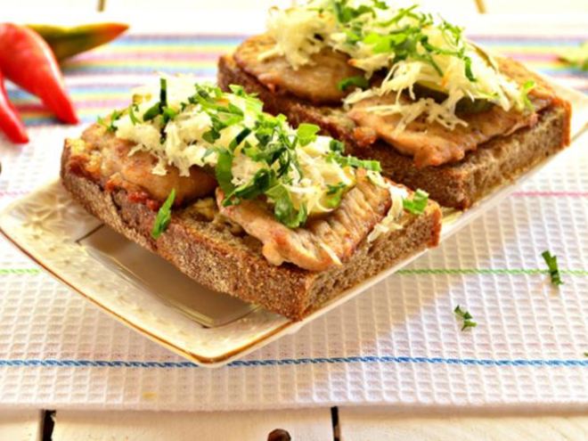 Рецепт горячих бутербродов со свининой