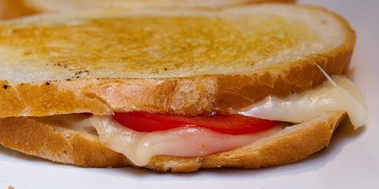 Горячий бутерброд на сковороде