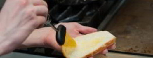 горячий бутерброд на сковороде. Шаг 2