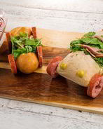 Горячий бутерброд с колбасой и сметанным соусом