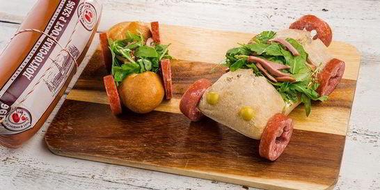 Горячий бутерброд с колбасой и сметанным соусом