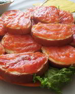 Классический бутерброд с красной рыбой и зеленью