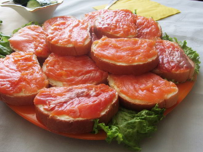 Рецепт классического бутерброда с красной рыбой и зеленью