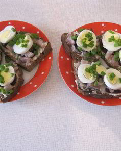 Мамочкин бутерброд с сельдью и свеклой