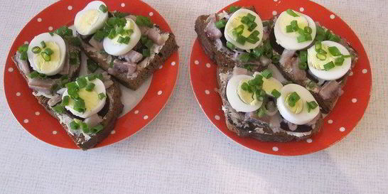 Мамочкин бутерброд с сельдью и свеклой