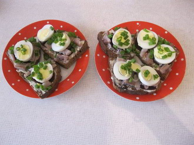 Рецепт мамочкиного бутерброда с сельдью и свеклой