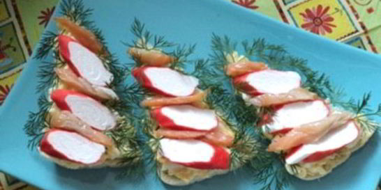 Новогодние бутерброды Елочки с рыбой и крабовыми палочками