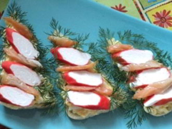 Рецепт новогодних бутербродов елочки с рыбой и крабовыми палочками