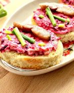 Праздничные бутерброды с сельдью и свеклой