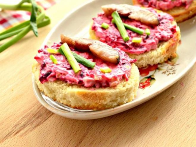 Рецепт праздничных бутербродов с сельдью и свеклой