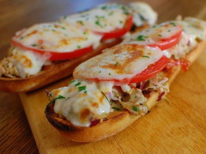 Рецепт средиземноморского горячего бутерброда с тунцом и артишоками
