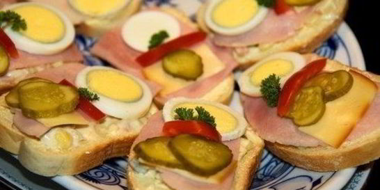 Вкусный сочный бутерброд с ветчиной