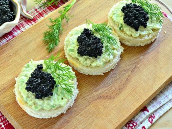 Рецепт закусочных бутербродов с черной икрой и авокадо