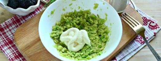 закусочные бутерброды с черной икрой и авокадо. Шаг 2