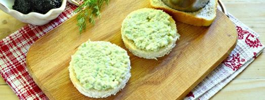закусочные бутерброды с черной икрой и авокадо. Шаг 3