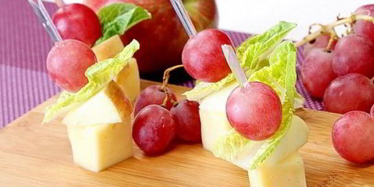 Канапе с сыром и виноградом