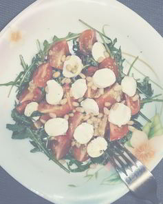 Капрезе с рукколой, песто и кедровыми орешками