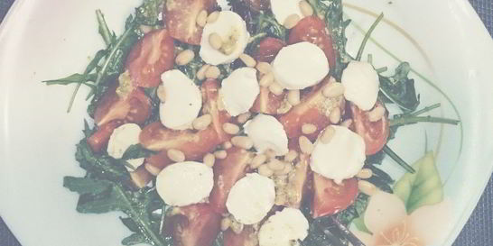 Капрезе с рукколой, песто и кедровыми орешками