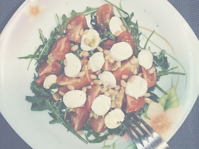 Рецепт капрезе с рукколой, песто и кедровыми орешками