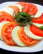 Капрезе с соусом песто