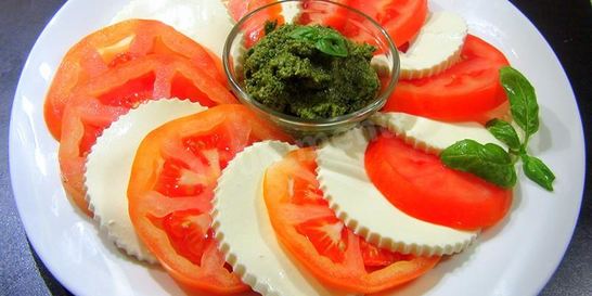 Капрезе с соусом песто