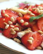 Карпаччо из клубники с сыром и орешками