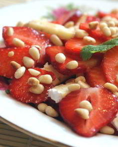 Карпаччо из клубники с сыром и орешками