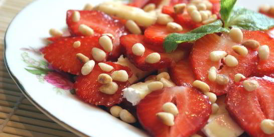 Карпаччо из клубники с сыром и орешками