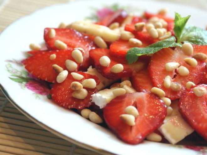 Рецепт карпачча из клубники с сыром и орешками