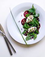 Карпаччо из свеклы с рукколой и кремом из маскарпоне