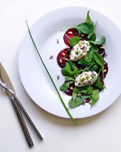 Карпаччо из свеклы с рукколой и кремом из маскарпоне