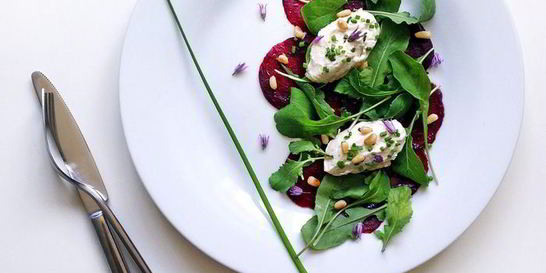Карпаччо из свеклы с рукколой и кремом из маскарпоне