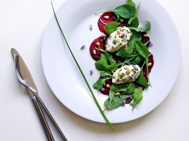 Рецепт карпачча из свеклы с рукколой и кремом из маскарпоне
