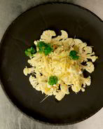 Карпаччо из цветной капусты с соусом пондзу и пармезаном