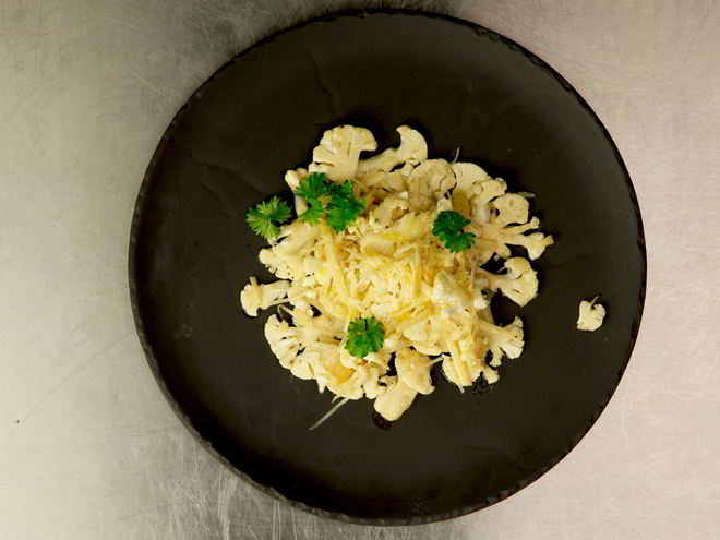 Рецепт карпачча из цветной капусты с соусом пондзу и пармезаном