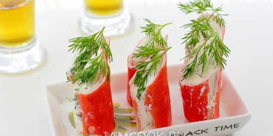 Крабовые палочки, фаршированные творогом и зеленью