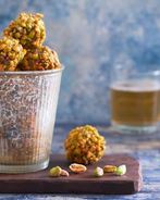 Кровяная колбаса, яблоки и фисташки