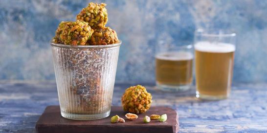 Кровяная колбаса, яблоки и фисташки