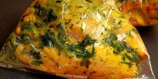 Курица, маринованная с чили и шалфеем