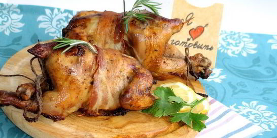 Курочка, замаринованная в шампанском , запеченная в беконе с вялеными помидорами, оливками и яблоками