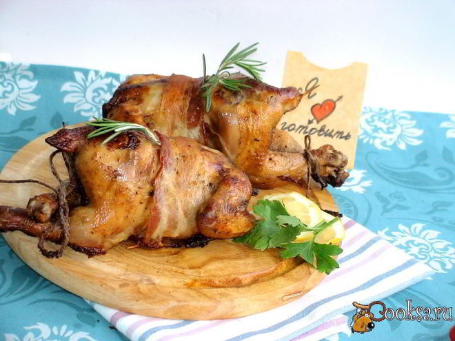 Рецепт курочки, замаринованной в шампанском , запеченная в беконе с вялеными помидорами, оливками и яблоками