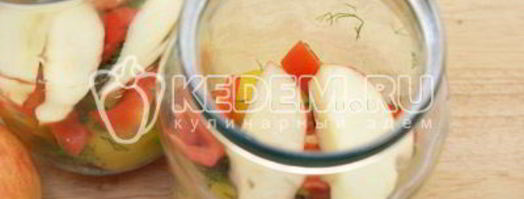 маринованные помидоры с яблоками. Шаг 4