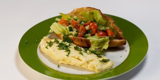 Французский омлет и круассан с овощным тартаром