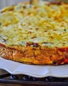 Фриттата c картофелем, сладким перцем, зеленью и сыром