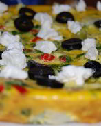 Фриттата с брокколи, цветной капустой и фетой