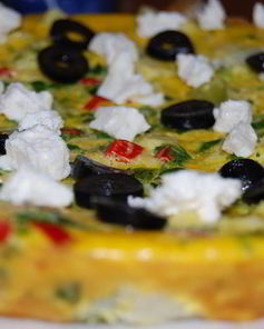 Фриттата с брокколи, цветной капустой и фетой