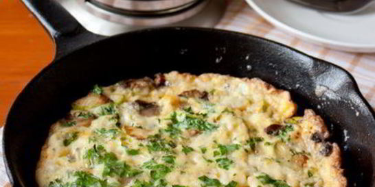 Фриттата с грибами, цуккини и голубым сыром