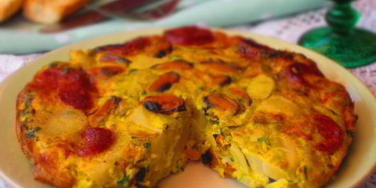 Фриттата с картофелем, мидиями и чоризо